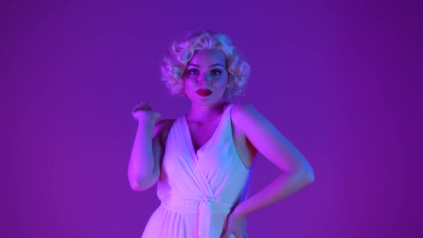 Wanita Dalam Gambar Marilyn Monroe Studio Dalam Cahaya Neon Merah — Stok Video