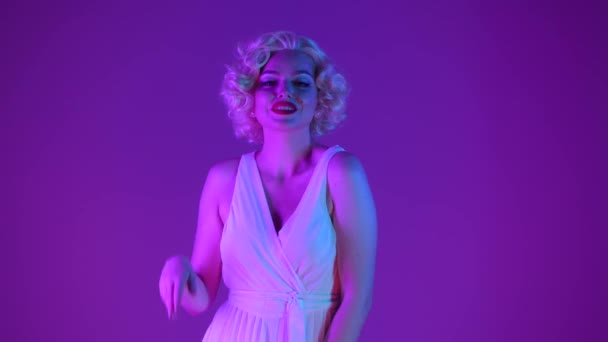 Kobieta Obrazie Marilyn Monroe Studio Różowym Zielonym Świetle Neonowym Kobieta — Wideo stockowe