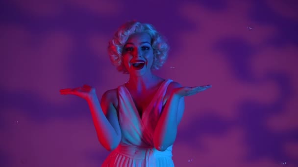Mladá Žena Obklopená Mýdlovými Bublinami Ateliéru Růžovém Pozadí Zvýrazněním Ozářená — Stock video