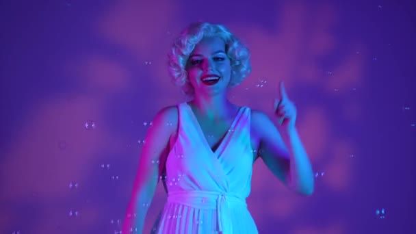 거품에 둘러싸인 키스를 핑크와 빛으로 스튜디오에서 하이라이트와 배경에 마릴린 먼로의 — 비디오