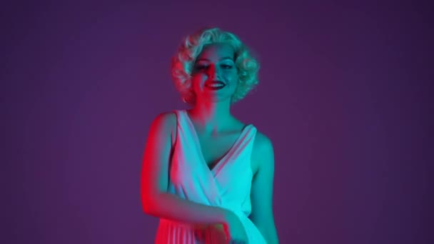 Tančící Ženy Bavící Posílající Vzdušný Polibek Žena Pohledu Marilyn Monroe — Stock video