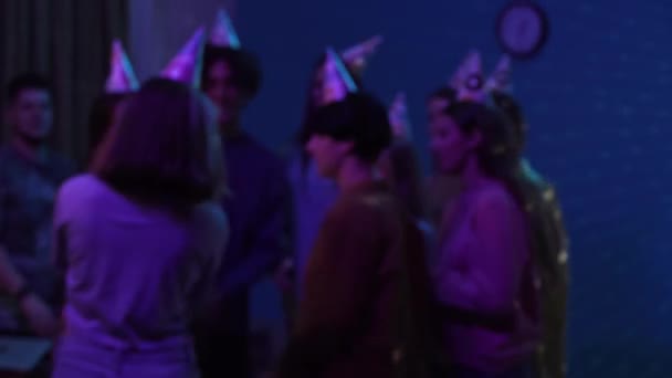 装飾された部屋で女の子の誕生日を祝うティーンエイジャーのグループ 友人がろうそくでケーキを持ってきて みんなが歌っている ネオンカラフルなライト 広告やクリエイティブコンテンツ — ストック動画