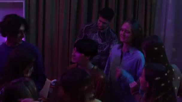 Ομάδα Εφήβων Που Χορεύουν Ένα Διακοσμημένο Δωμάτιο Πάρτι Όταν Ξαφνικά — Αρχείο Βίντεο