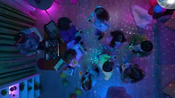 Ομάδα Εφήβων Χορεύουν Ένα Διακοσμημένο Δωμάτιο Πάρτι Κρατώντας Κύπελλα Ένας — Αρχείο Βίντεο
