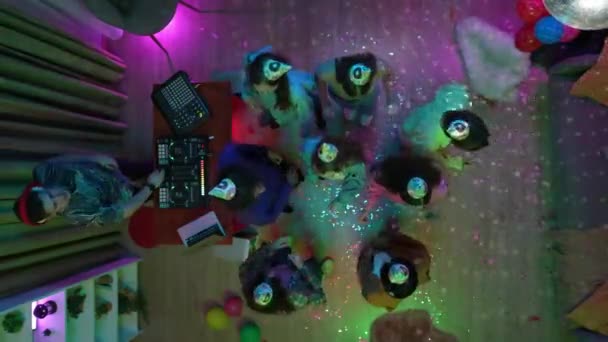 Bir Grup Genç Kız Doğum Gününü Süslü Bir Parti Odasında — Stok video
