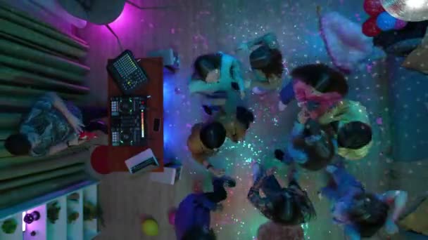 Grupp Tonåringar Dansar Ett Dekorerat Festrum När Plötsligt Två Killar — Stockvideo