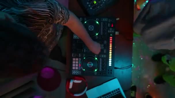 Зменшити Людини Змішує Музику Консолі Джея Група Підлітків Танцює Декорованій — стокове відео