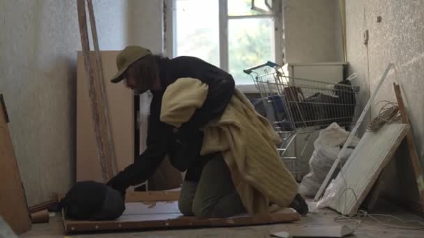 Ein Obdachloser Armer Mann Macht Sein Bett Aus Pappe Lumpen — Stockvideo
