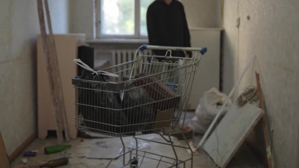 Obdachloser Läuft Durch Den Raum Eines Verlassenen Gebäudes Auf Der — Stockvideo