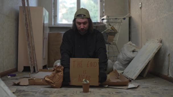 Chudák Bezdomovec Sedí Opuštěné Budově Sklenicí Peníze Drží Ruce Kus — Stock video