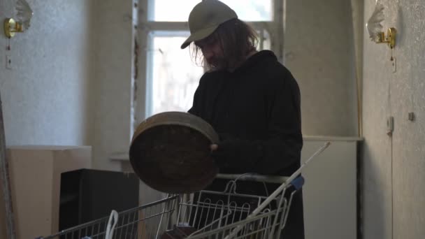 Obdachloser Steht Raum Eines Verlassenen Gebäudes Und Sucht Einem Einkaufswagen — Stockvideo