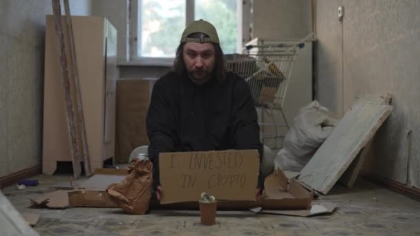 Άστεγος Άνθρωπος Κάθεται Ένα Δωμάτιο Ενός Εγκαταλελειμμένου Κτιρίου Ένα Βάζο — Αρχείο Βίντεο