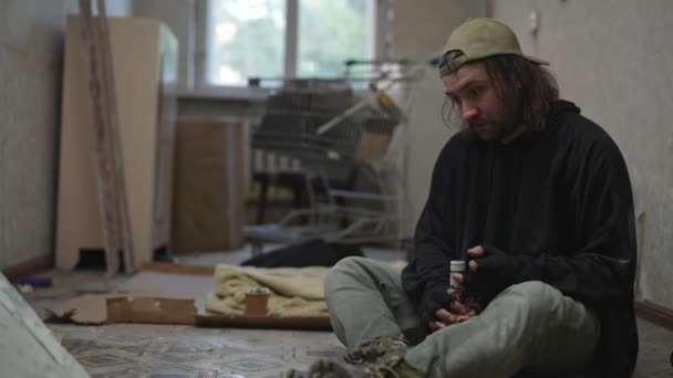 Ein Obdachloser Armer Mann Der Einem Raum Eines Verlassenen Gebäudes — Stockvideo