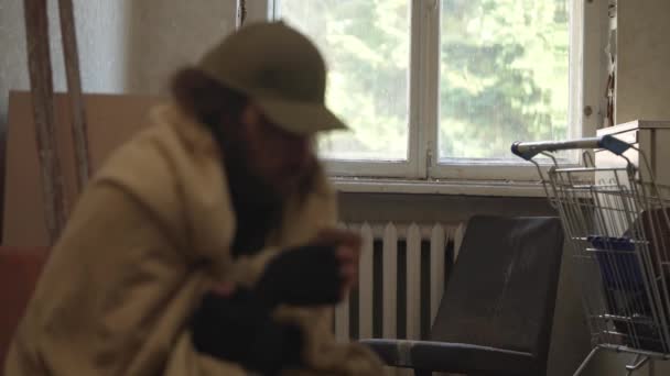 Bezdomny Biedak Siedzi Opuszczonym Budynku Próbuje Ogrzać Się Pod Kocem — Wideo stockowe