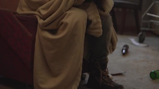 Schlagschuss Ein Obdachloser Armer Mann Eine Decke Gehüllt Sitzt Einem — Stockvideo
