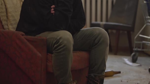 Terk Edilmiş Bir Binanın Odasında Oturan Evsiz Bir Adamı Çekerken — Stok video