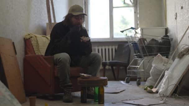 Desamparado Pobre Hombre Sentado Una Habitación Edificio Abandonado Lleno Sus — Vídeo de stock