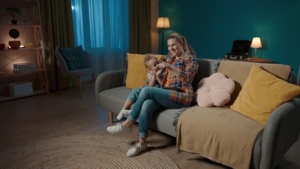 Víkend Doma Žena Její Dcera Dívají Televizi Pomocí Dálkového Ovladače — Stock video
