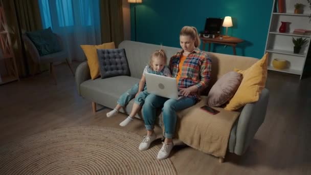 Mama Pracuje Zdalnie Domu Siedzi Domu Kanapie Salonie Używa Laptopa — Wideo stockowe