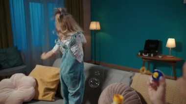 Anne ve tatlı küçük kızı akşamları oturma odasındaki kanepede oturarak vakit geçiriyorlar. Annem sabun köpüğü üflüyor ve küçük anaokulu kızı onları yakalıyor ve patlatıyor. Aile