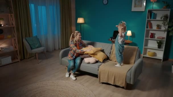 Aile Akşamları Sıcak Bir Oturma Odasında Oynaşıyor Genç Anne Küçük — Stok video