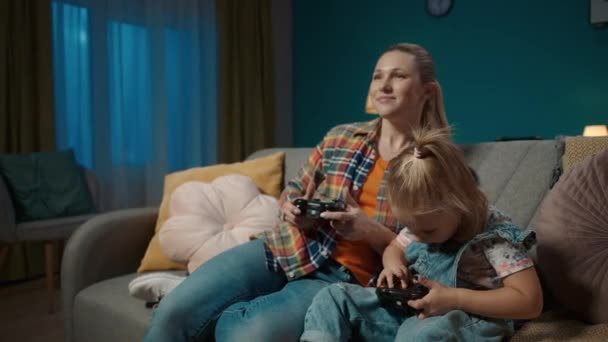 Máma Dcera Hrají Videohry Joystickama Máma Dcera Tráví Večer Spolu — Stock video