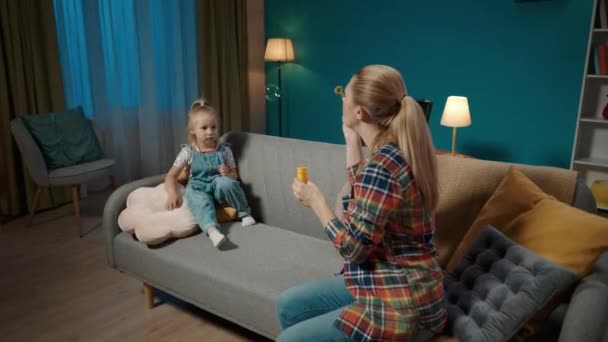 Anne Tatlı Küçük Kızı Akşamları Oturma Odasındaki Kanepede Oturarak Vakit — Stok video