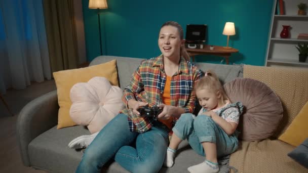 Mãe Filha Jogar Videojogos Com Joysticks Mãe Filha Passam Noite — Vídeo de Stock