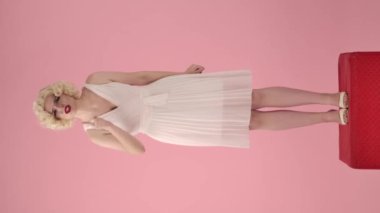 Kadın kendini işaret ediyor, kafasını negatif bir şekilde sallıyor, hayır. Bir kadın duygusal olarak konuşur, bir parmakla tehdit eder ve seni işaret eder. Marilyn Monroe 'nun görüntüsündeki kadın kırmızı boyda.