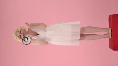 Bir kadın elinde bir megafon tutuyor, ama konuşamıyor, sesi yok, ne diyeceğini bilmiyor. Marilyn Monroe 'nun görüntüsündeki kadın el ve omuz silkiyor.