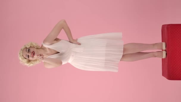Ung Kvinna Till Marilyn Monroes Avbild Som Pekar Dig Med — Stockvideo