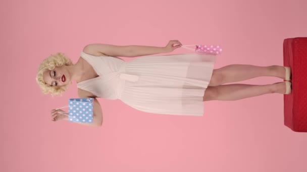 Egy Két Kis Ajándékcsomaggal Kékkel Rózsaszínnel Kép Marilyn Monroe Áll — Stock videók