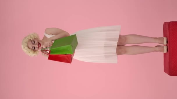 Kırmızı Yeşil Alışveriş Çantası Tutan Bir Kadın Coşkuyla Vay Canına — Stok video