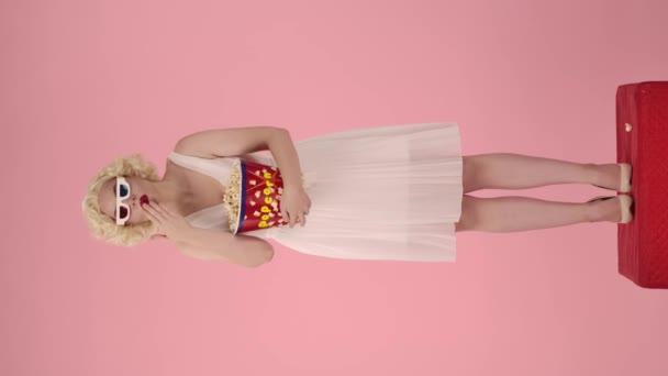 Vrouw Met Bril Popcorn Bedekt Haar Mond Met Palm Van — Stockvideo