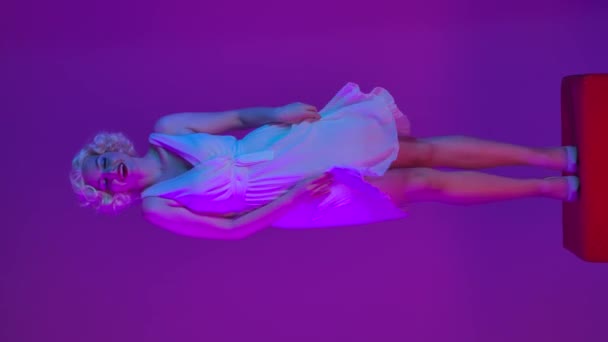 스튜디오에서 분홍색과 조명에 주춧대에 Marilyn 먼로의 이미지에있는 Coquettishly 인사에 그녀의 — 비디오