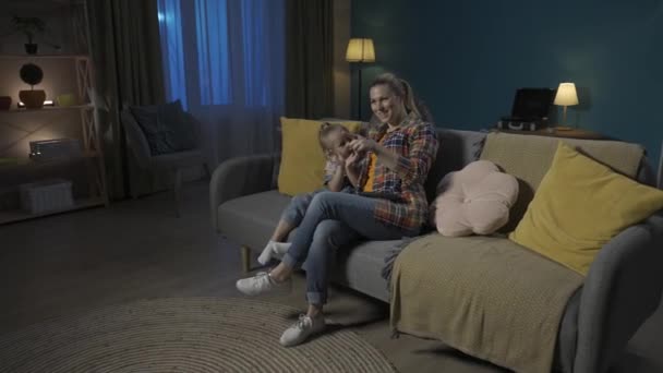 Hétvége Otthon Egy Kislánya Néznek Távirányítóval Anya Lánya Egy Ölelést — Stock videók