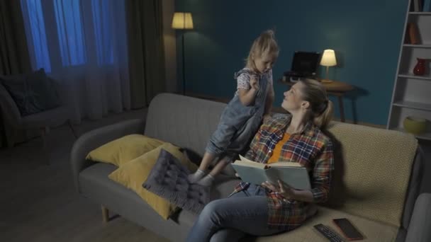 Attraktive Frau Beim Lesen Eines Buches Bequem Auf Dem Sofa — Stockvideo