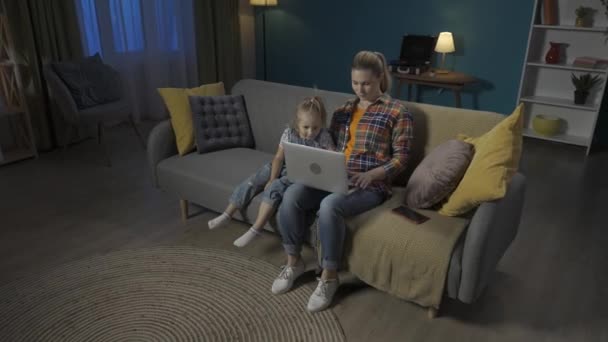Máma Pracuje Doma Dálku Sedí Doma Gauči Obýváku Používá Notebook — Stock video