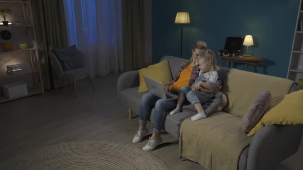 Χαρούμενη Αγαπημένη Νεαρή Μαμά Νταντά Που Κάθεται Στον Καναπέ Μικρή — Αρχείο Βίντεο