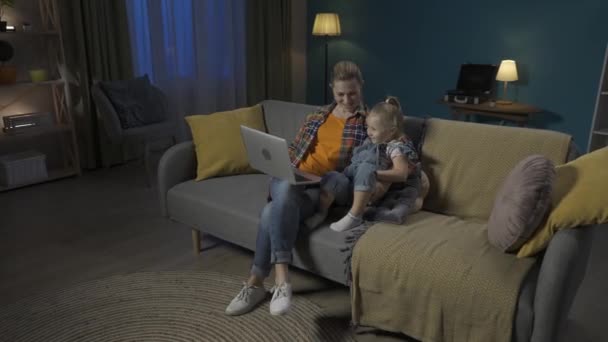 Feliz Madre Joven Cariñosa Niñera Sentada Sofá Con Hija Pequeña — Vídeos de Stock
