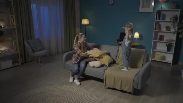 Família Brincando Uma Sala Estar Aconchegante Noite Jovem Mãe Segura — Vídeo de Stock