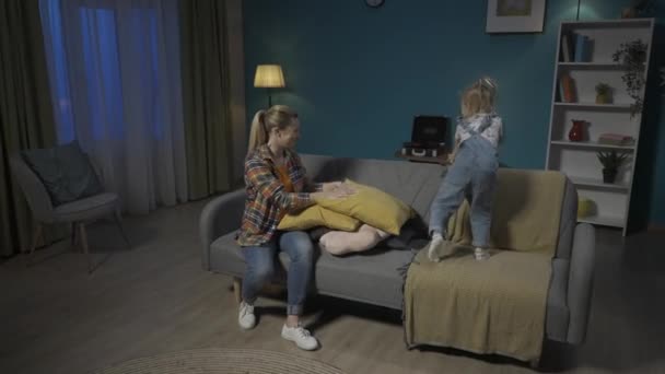 Família Brincando Uma Sala Estar Acolhedora Uma Jovem Mãe Segura — Vídeo de Stock