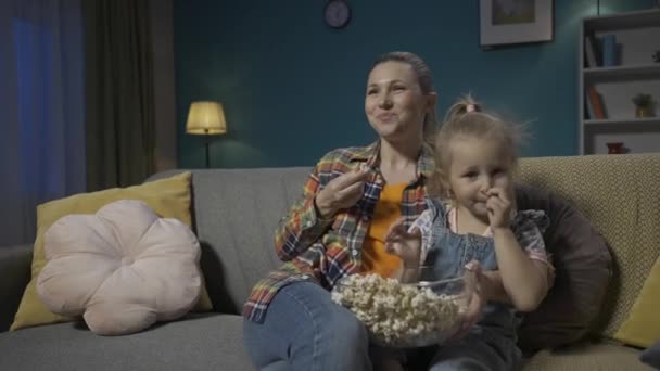 Mãe Sentada Sofá Sala Estar Abraçada Com Jovem Filha Assistindo — Vídeo de Stock