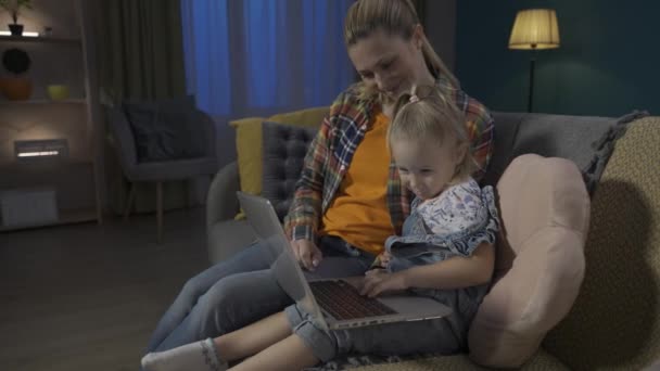 Visão Lateral Uma Mãe Ensinando Sua Filha Como Usar Aplicativos — Vídeo de Stock
