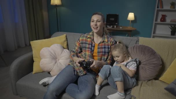 Mamá Hija Pequeña Jugando Videojuegos Con Joysticks Mamá Hija Pasan — Vídeos de Stock
