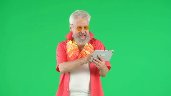 창조적 Chroma 스크린 배경에 힙스터의 초상화 태블릿을 비디오 미소를 모크업 — 스톡 사진