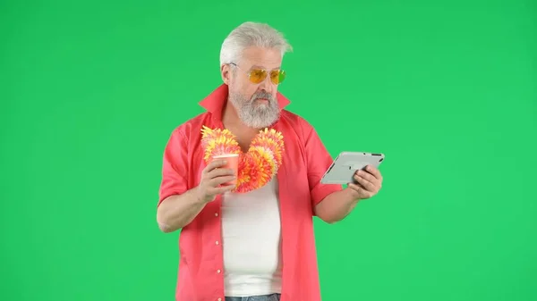 창조적 Chroma 스크린 통화에 말하는 종이컵 정제를 남자에 힙스터의 초상화 — 스톡 사진
