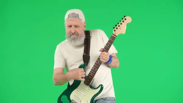창조적 크로마 배경에 힙스터의 초상화 카메라에서 기타를 티셔츠에 모크업 — 스톡 사진