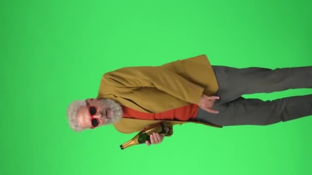 Koncepcja Kreatywnych Seniorów Portret Starszego Hipstera Stylowej Kurtce Okularach Zielonym — Wideo stockowe