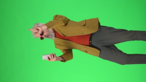 Yaratıcı Yaşlılar Konsepti Şık Ceketli Gözlüklü Yaşlı Hippi Portresi Krom — Stok video